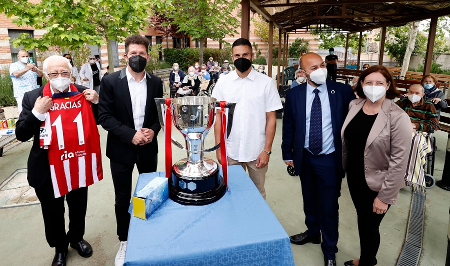 Η Ατλέτικο μοιράστηκε το τρόπαιο με τους ήρωες της πανδημίας