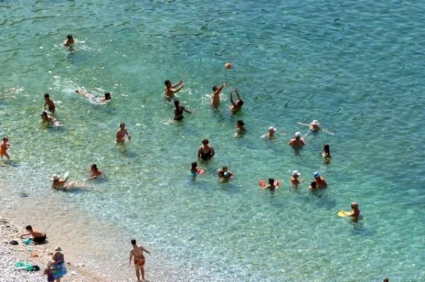 Meteo: Σε κανονικά για την εποχή επίπεδα η θερμοκρασία της θάλασσας