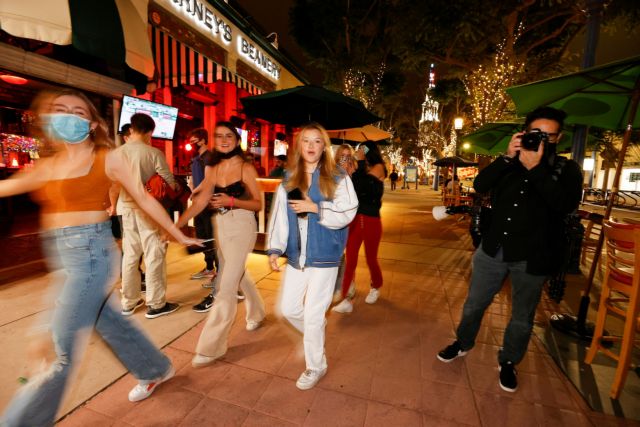 Πολωνία: Τα μπαρ γιόρτασαν με σαμπάνιες την επαναλειτουργία τους