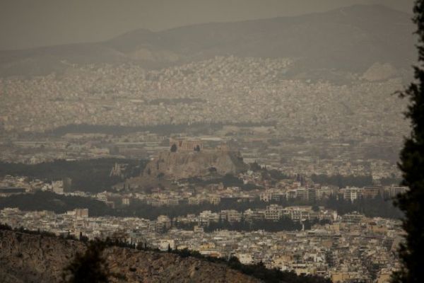 Καιρός: Άνοδος της θερμοκρασίας και σκόνη την Παρασκευή – Σε ποιες περιοχές θα βρέξει