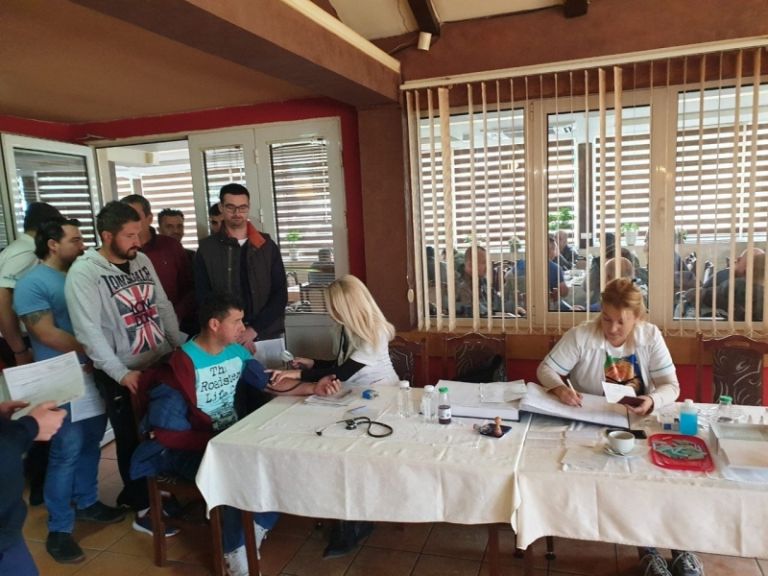 Σερβία: Οικονομικά κίνητρα στους πολίτες για να εμβολιαστούν – Δωρεάν ψητό σούβλας από ψησταριά στους εμβολιασμένους πελάτες