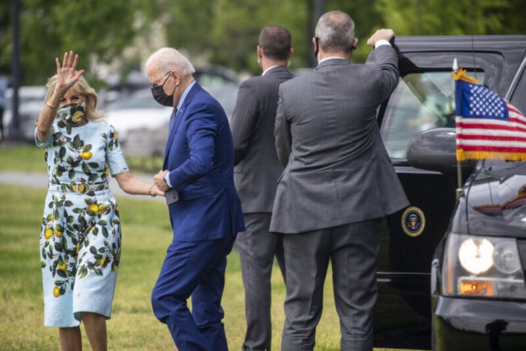 «Βραβείο καλύτερου συζύγου» στον Μπάιντεν που κόβει λουλούδι για να το δώσει στη σύζυγό του