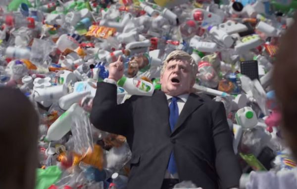 «Wasteminster»: Η Greenpeace «πνίγει» τον Μπόρις Τζόνσον στα πλαστικά