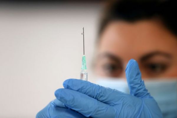 Βρετανία: Επεκτείνει το πρόγραμμα εμβολιασμού για να αντιμετωπίσει και την ινδική μετάλλαξη