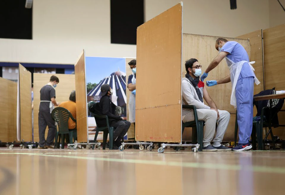 Βρετανία: Σκέψεις να προσφέρεται εναλλακτικό εμβόλιο αντί του AstraZeneca στους κάτω των 40 ετών