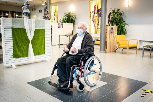 Βέλγιο: «Έφυγε» στα 97 του ο πρώτος Βέλγος που εμβολιάστηκε κατά του κοροναϊού