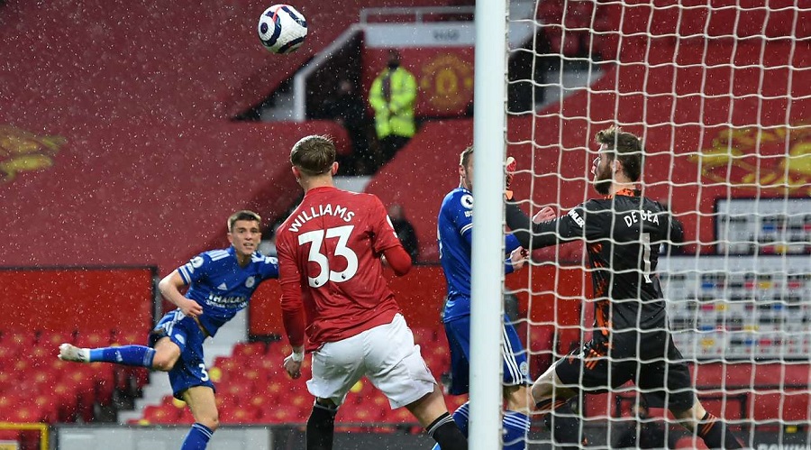 Άλμα τετράδας για την Λέστερ – Νίκησε στο Ολντ Τράφορντ την Γιουνάιτεντ (2-1)