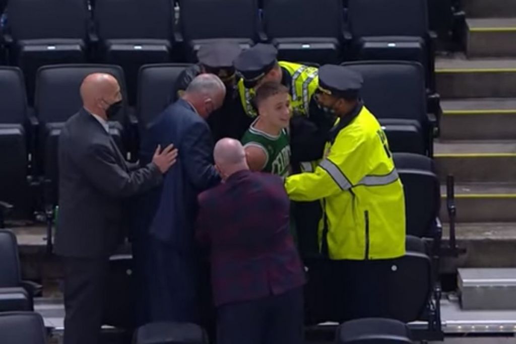 Απίστευτο: Οπαδός των Σέλτικς πέταξε μπουκάλι με νερό στον Ίρβινγκ