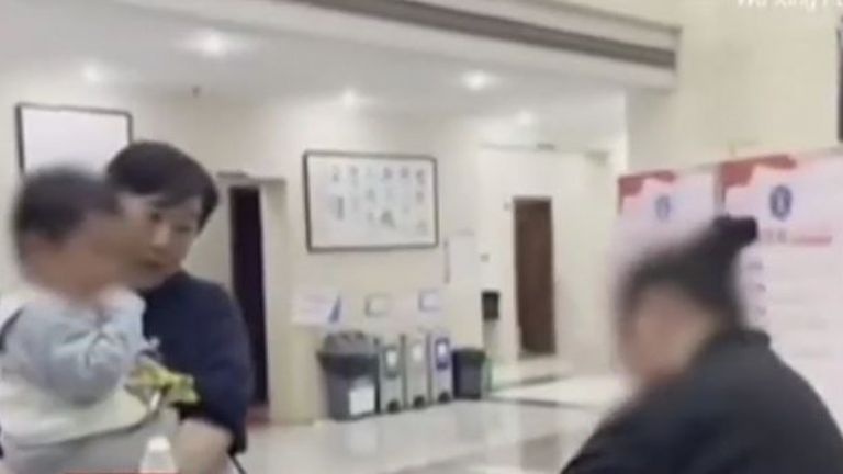 Απίστευτο: Κινέζος πούλησε το δίχρονο γιο του για να πάει διακοπές