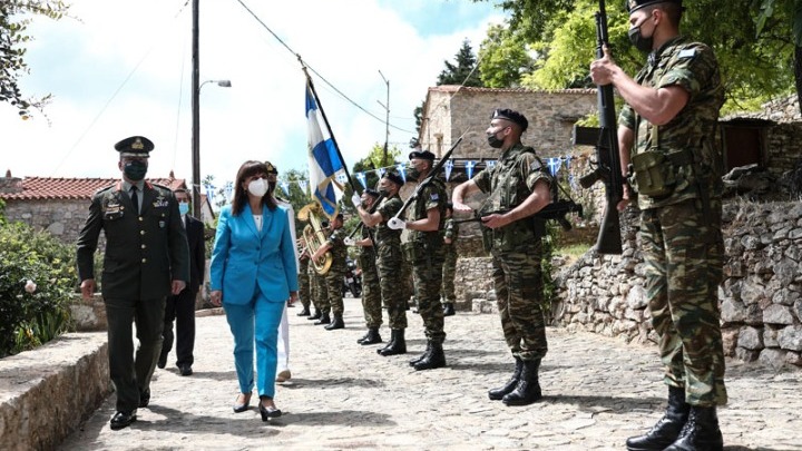 Ανάβατος: Η Κατερίνα Σακελλαροπούλου τίμησε τη μνήμη των χιλιάδων νεκρών της Σφαγής της Χίου