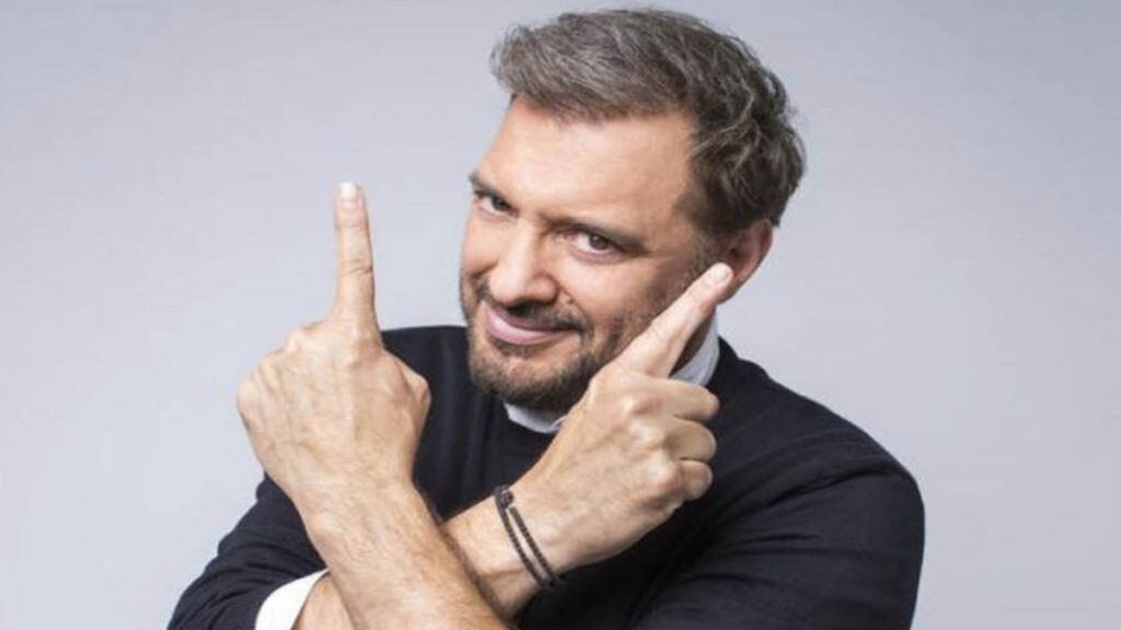 Χρήστος Φερεντίνος: «Πετσοκόβει» τους αντιεμβολιαστές με ένα πανέξυπνο βίντεο