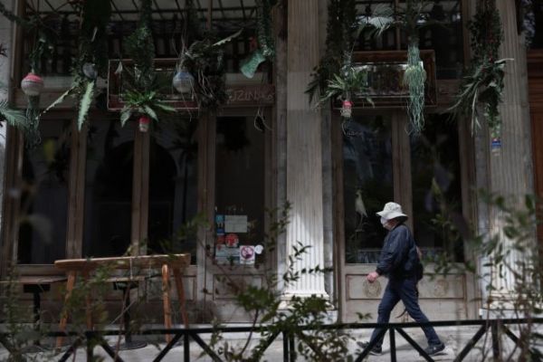 Δρόμος μετ’ εμποδίων για την άρση του lockdown: Ο οδικός χάρτης της χαλάρωσης και οι κίνδυνοι που καραδοκούν