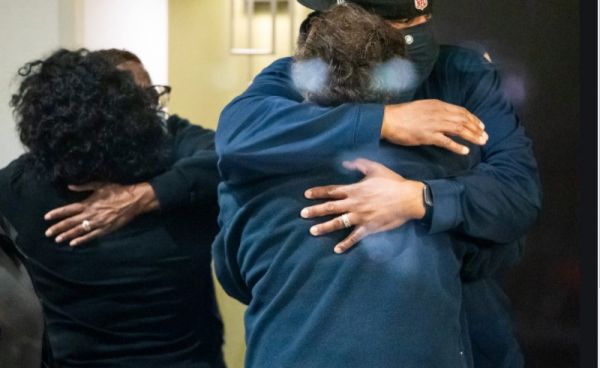 Βρετανία: Αδεια για… αγκαλιές ανακοινώνει ο Τζόνσον