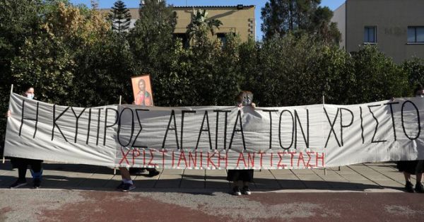 Πιστοί διαμαρτύρονταν για το El diablo όταν ξαφνικά… άρχισε να ακούγεται το τραγούδι