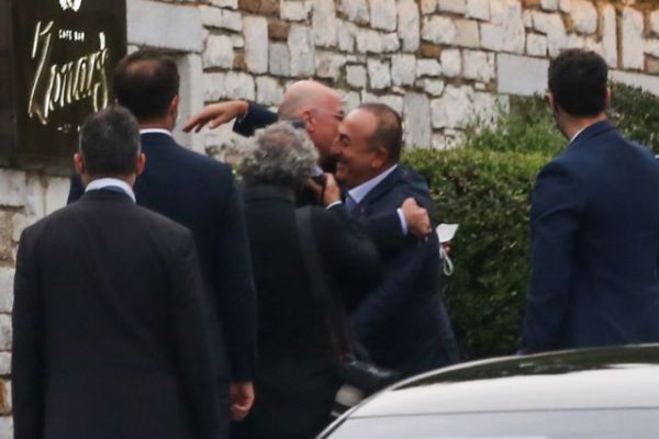 Στη «σκιά» της Ακρόπολης το ανεπίσημο δείπνο Δένδια με Τσαβούσογλου