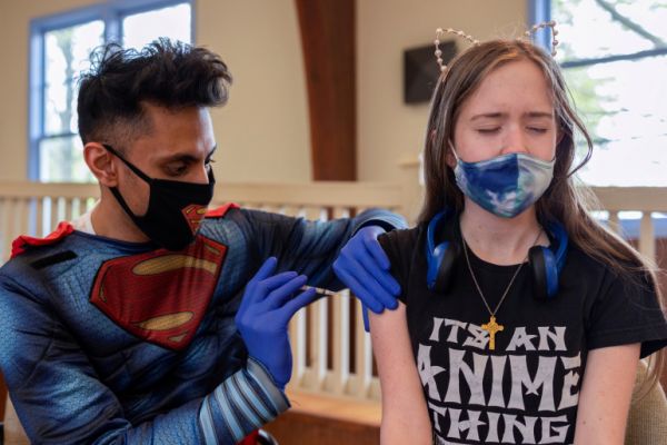 ΗΠΑ: Επεκτάθηκε στους έφηβους 12-15 ετών η άδεια επείγουσας χρήσης του εμβολίου των Pfizer/BioNTech για την COVID-19