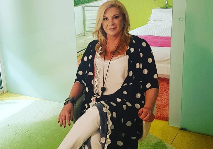 Δήμητρα Λιάνη Παπανδρέου: Ποζάρει στο σαλόνι του σπιτιού της και είναι αγνώριστη!