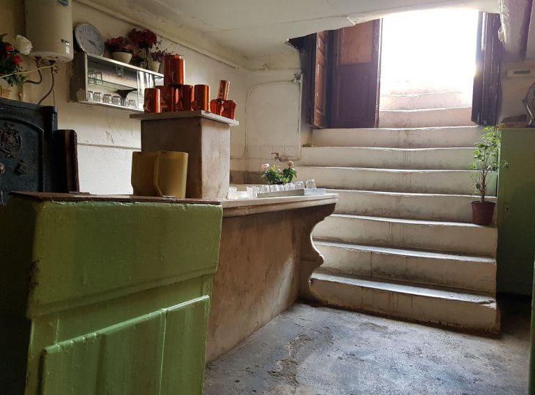 Ένα κρασί με τον κυρ Μήτσο από το Δίπορτο λίγες μέρες πριν ανοίξει