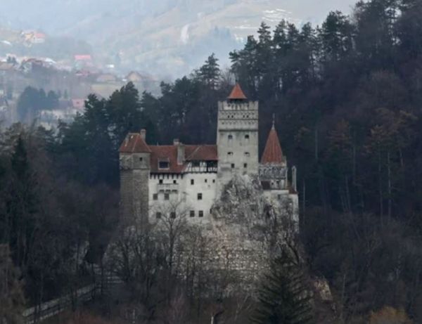 Το κάστρο του κόμη Δράκουλα έγινε… εμβολιαστικό κέντρο