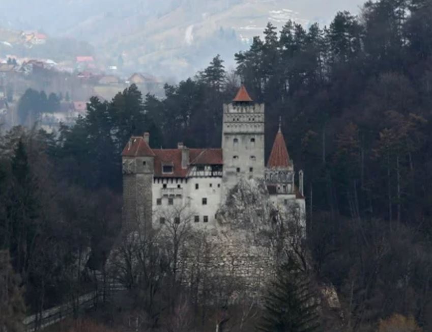 Το κάστρο του κόμη Δράκουλα έγινε… εμβολιαστικό κέντρο