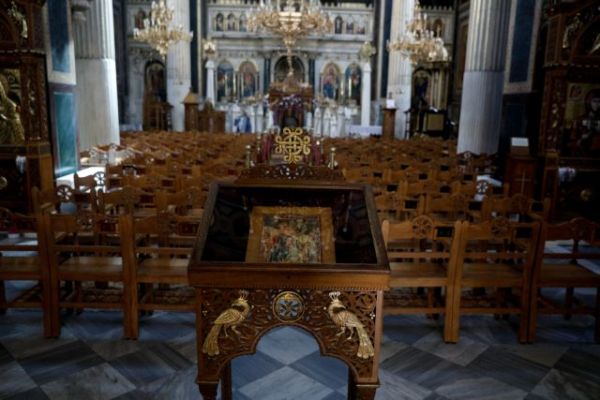 Θεσσαλονίκη: Συνωστισμός σε κηδεία ιερέα – αρνητή που πέθανε από κοροναϊό