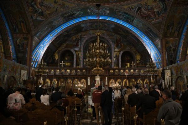 Οι δύο όψεις του νομίσματος: Αυτοί οι ιερείς δεν διαδίδουν ψέματα για τον κοροναϊό