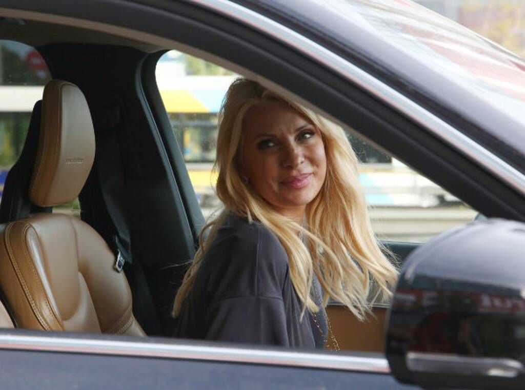 Μενεγάκη: Με άψογο στιλ και  πλατύ χαμόγελο στο Μεγάλο Κανάλι