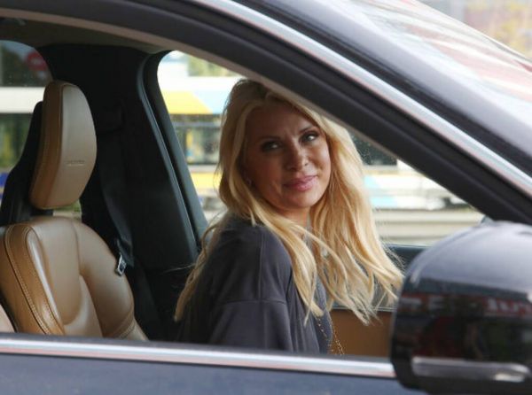 Μενεγάκη: Με άψογο στιλ και  πλατύ χαμόγελο στο Μεγάλο Κανάλι