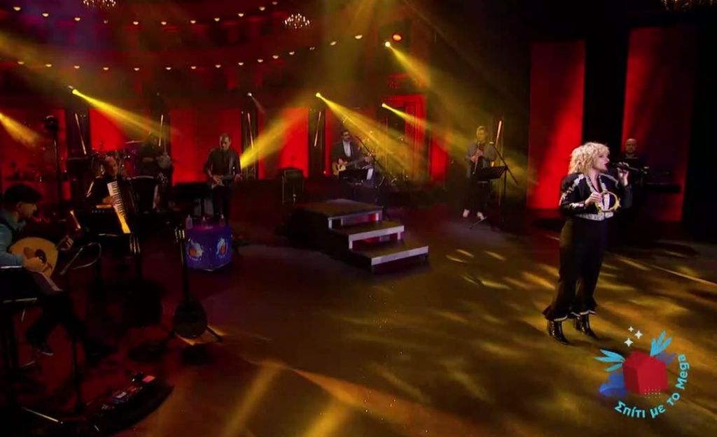 Με το ντέφι στο χέρι η Ελεωνόρα Ζουγανέλη μεγάλες λαϊκές επιτυχίες