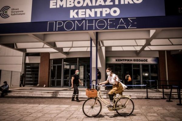 Εμβόλιο: Τι έχει συζητηθεί στην επιτροπή για τα «προνόμια» εμβολιασμένων