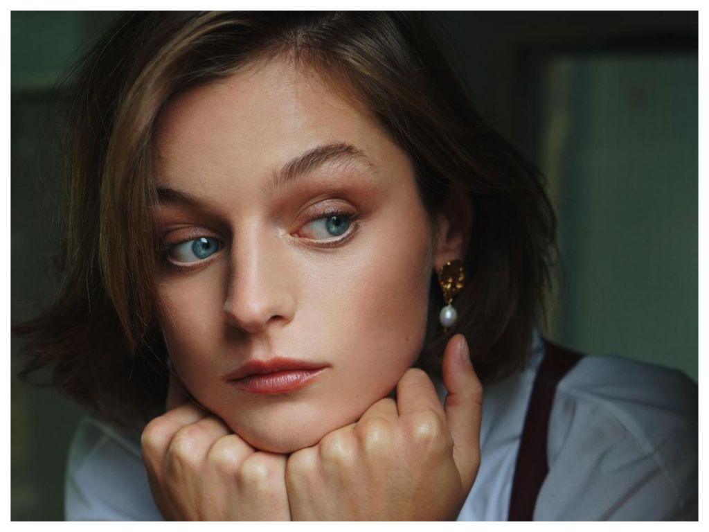 Η τελευταία αλλαγή που έκανε στα μαλλιά της η Emma Corrin είναι εμπνευσμένη από τον Leonardo di Caprio!