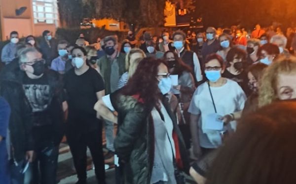 Εμβόλιο: «Ουρές» μέχρι τις 11 το βράδυ στο εμβολιαστικό κέντρο Περιστερίου