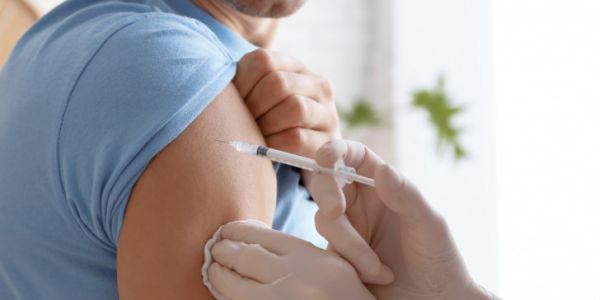 Κοροναϊός: Επιχείρηση «Ελευθερία» με ταχείς ρυθμούς – Επιστρέφουν οι εμβολιασμοί από τη Δευτέρα