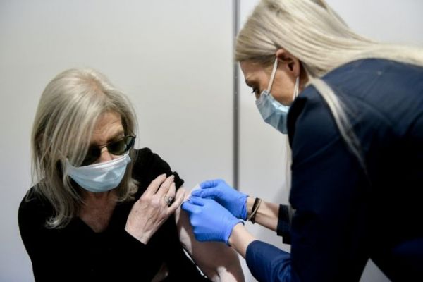 “Covid doesn’t care if you have AMKA»: Α foreigner’s odyssey to get vaccinated in Greece