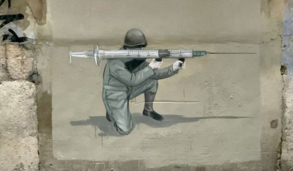 Escif: Τοιχογραφία για τον εμβολιασμό κατά του κοροναϊού