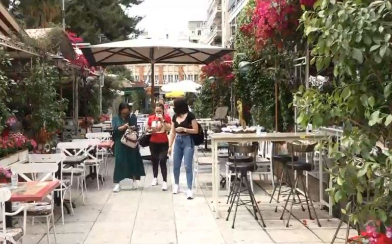 Τηλεργασία από τα παραλιακά καφέ – Χαμόγελα, αλλά και προβληματισμός στην εστίαση