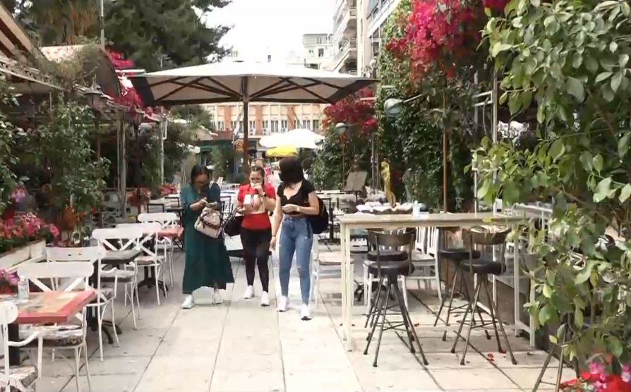 Τηλεργασία από τα παραλιακά καφέ – Χαμόγελα, αλλά και προβληματισμός στην εστίαση