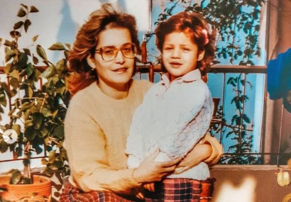 Τζένη Θεωνά: Το τρυφερό throwback από την παιδική της ηλικία