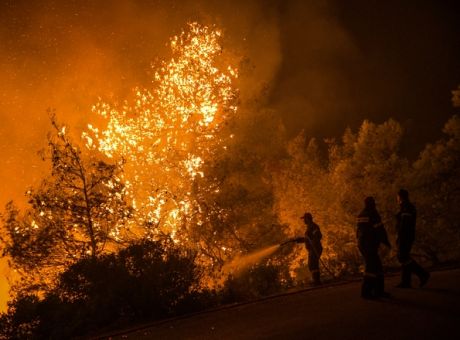 Φωτιά: Αγωνιώδης μάχη με τις φλόγες στον Σχίνο Κορινθίας - Κάηκαν σπίτια - Εκκενώθηκαν οικισμοί - Κινείται προς Αλεποχώρι το μέτωπο