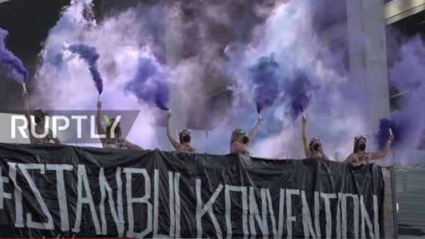 Γερμανία: Ακτιβίστριες FEMEN κατά του Ερντογάν για την αποχώρηση από τη Σύμβαση της Κωνσταντινούπολης