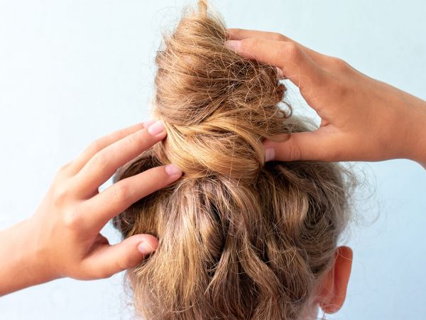 Messy bun hack: Το τρικ του ενός λεπτού για το τέλειο bun σύμφωνα με τo TikTok
