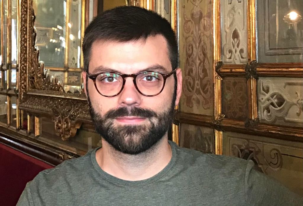 O Νίκος Φιλντίσης μιλάει στο in.gr για την νέα του ποιητική συλλογή «Όλα τα αδέσποτα γατιά του ονείρου μου»