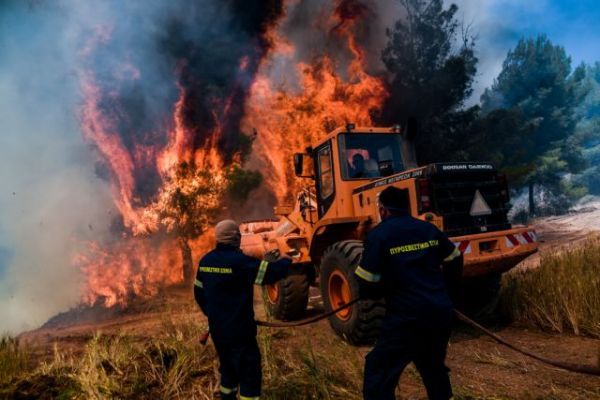 Φωτιά στα Γεράνεια Όρη: Στιγμές τρόμου για πυροσβέστες και πολίτες που περικυκλώθηκαν από τις φλόγες