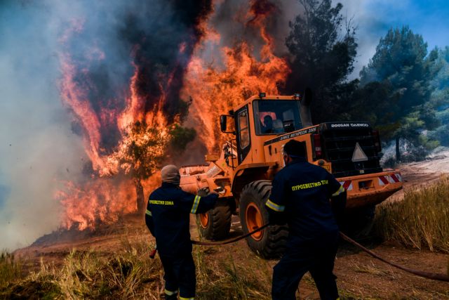 Φωτιά στα Γεράνεια Όρη: Στιγμές τρόμου για πυροσβέστες και πολίτες που περικυκλώθηκαν από τις φλόγες