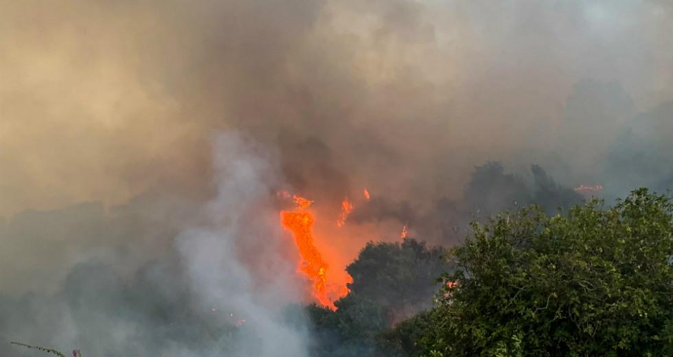 Φωτιά στην Κέα: Σε πλήρη εξέλιξη η πυρκαγιά - Αναμένεται ενίσχυση των πυροσβεστικών δυνάμεων