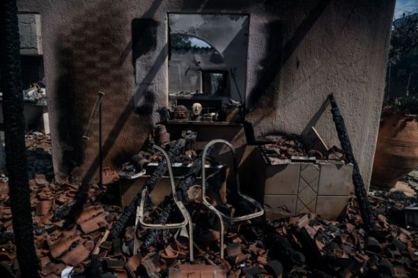 Φωτιά στην Κορινθία: Τεράστιες καταστροφές – Κάηκαν σπίτια [Εικόνες]