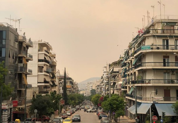 Φωτιά στην Κορινθία: Πνίγεται στους καπνούς όλη η Αθήνα [εικόνες]