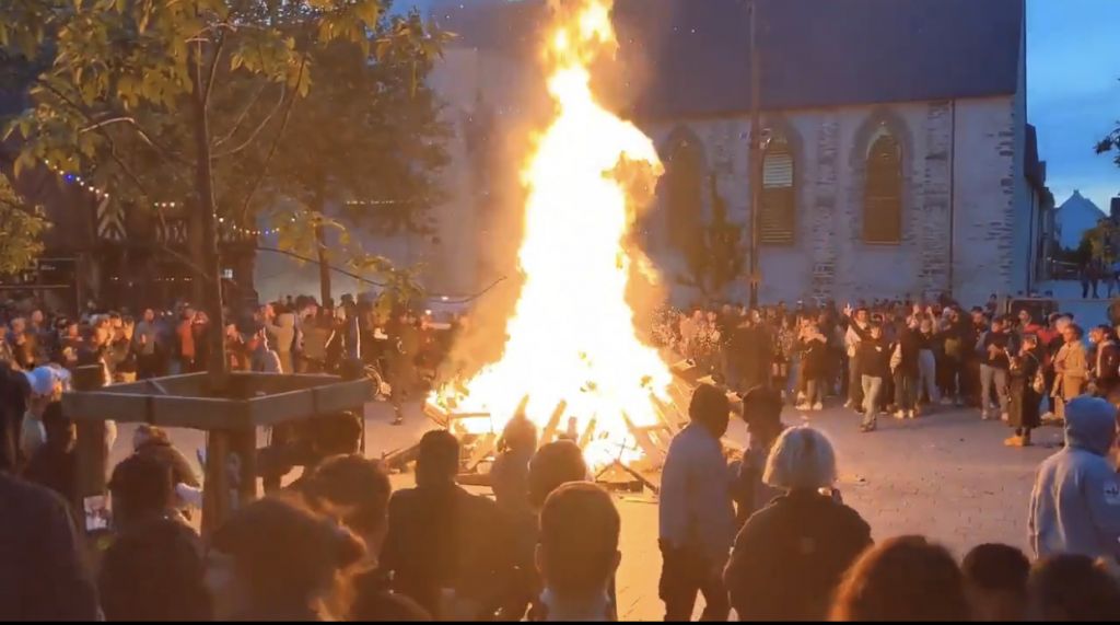 Κοροναϊός: Η Γαλλία προτρέπει τους πολίτες να βάλουν όρια στη μετά το λοκντάουν «ευφορία»