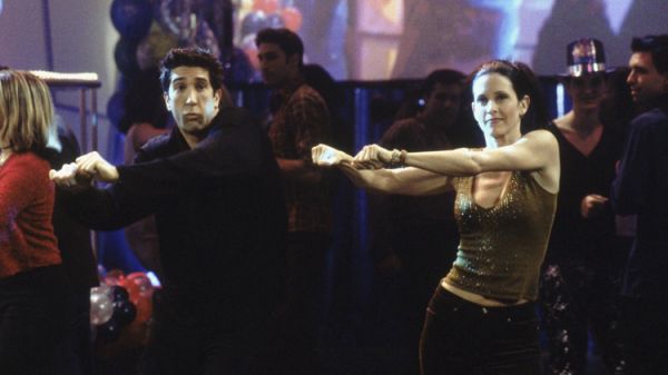 Κόρτνεϊ Κοξ: Ξανακάνει το viral χορό από «Τα Φιλαράκια» με καλεσμένο έκπληξη