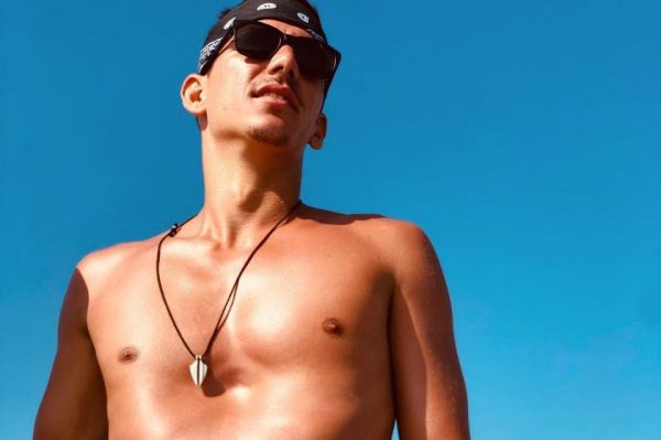 Παύλος Γαλακτερός: Αναστενάζουν τα σοκάκια της Μυκόνου με τον πρώην Survivor